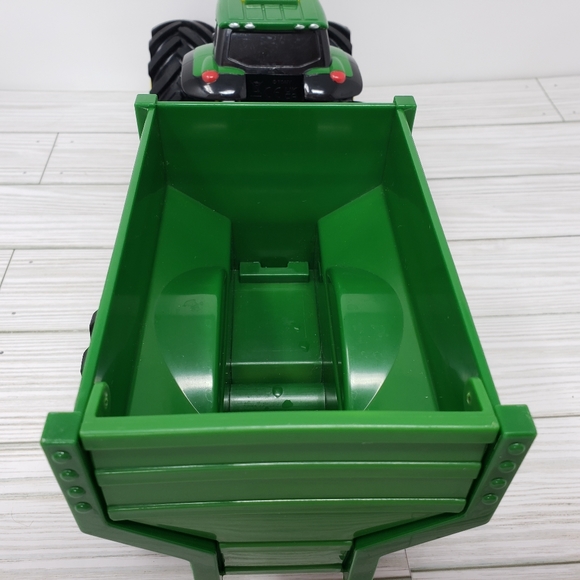 Tomy John Deere Monster Tread Tractor & Trailer Flaw - Picture 12 of 15